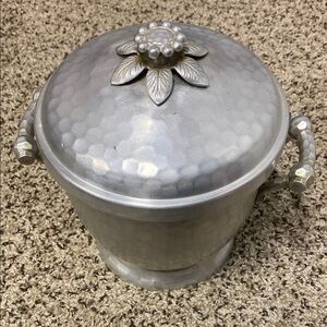 Vintage Hammered Aluminum Ice Bucket. Everlast Metal hand forged 1042